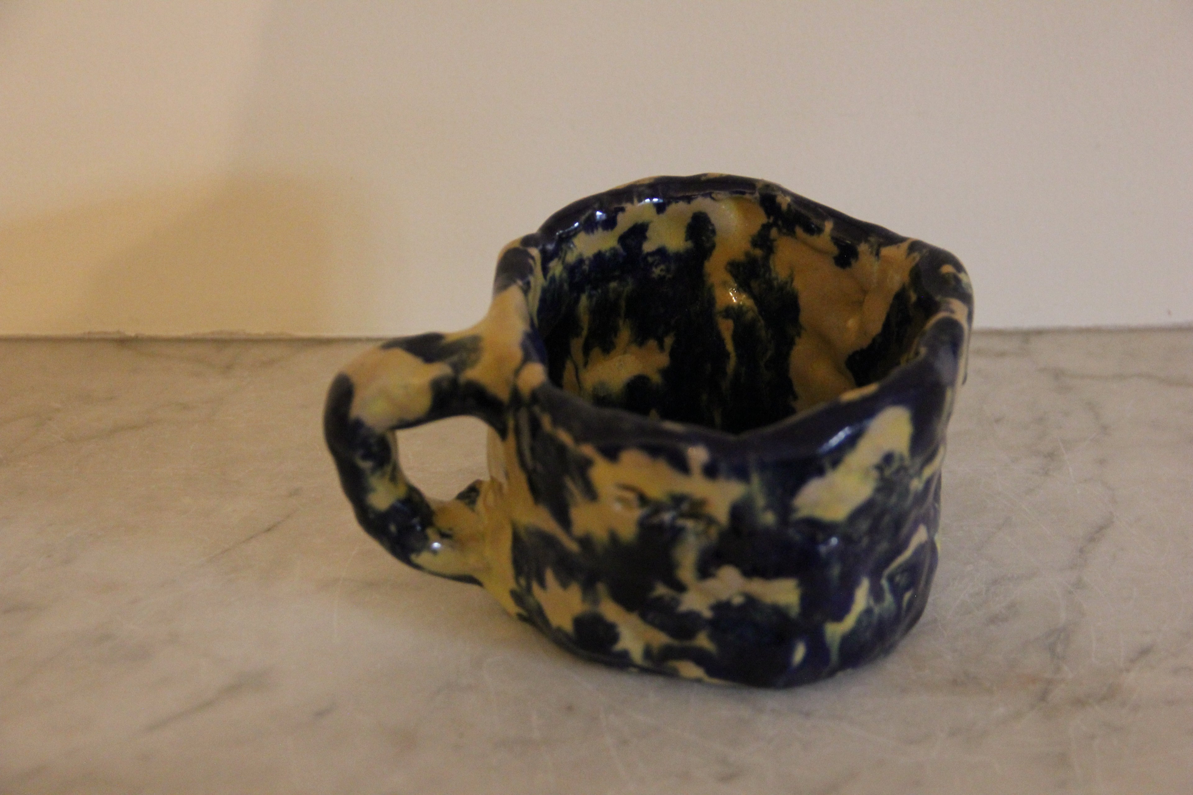 Caneca às pintas
